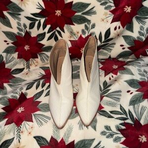 Kaanas Off-white Ankle Boots. Genuine leather upper snake skin effect. Size 8